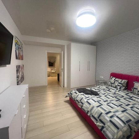 Apartment on Ovanesa Tumanyana 1a, Levoberezhnaya metro station Kiev Bagian luar foto
